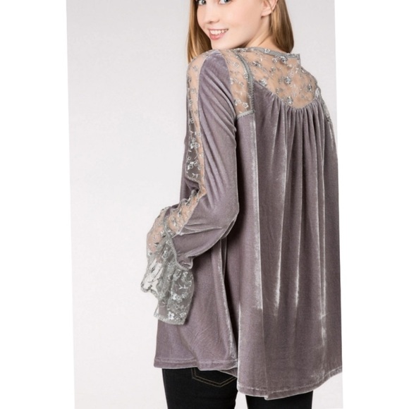 🖤LAST1️⃣🖤New Gorgeous POL Gray Velvet Top With Lace Adorned Appliqué - Picture 4 of 6